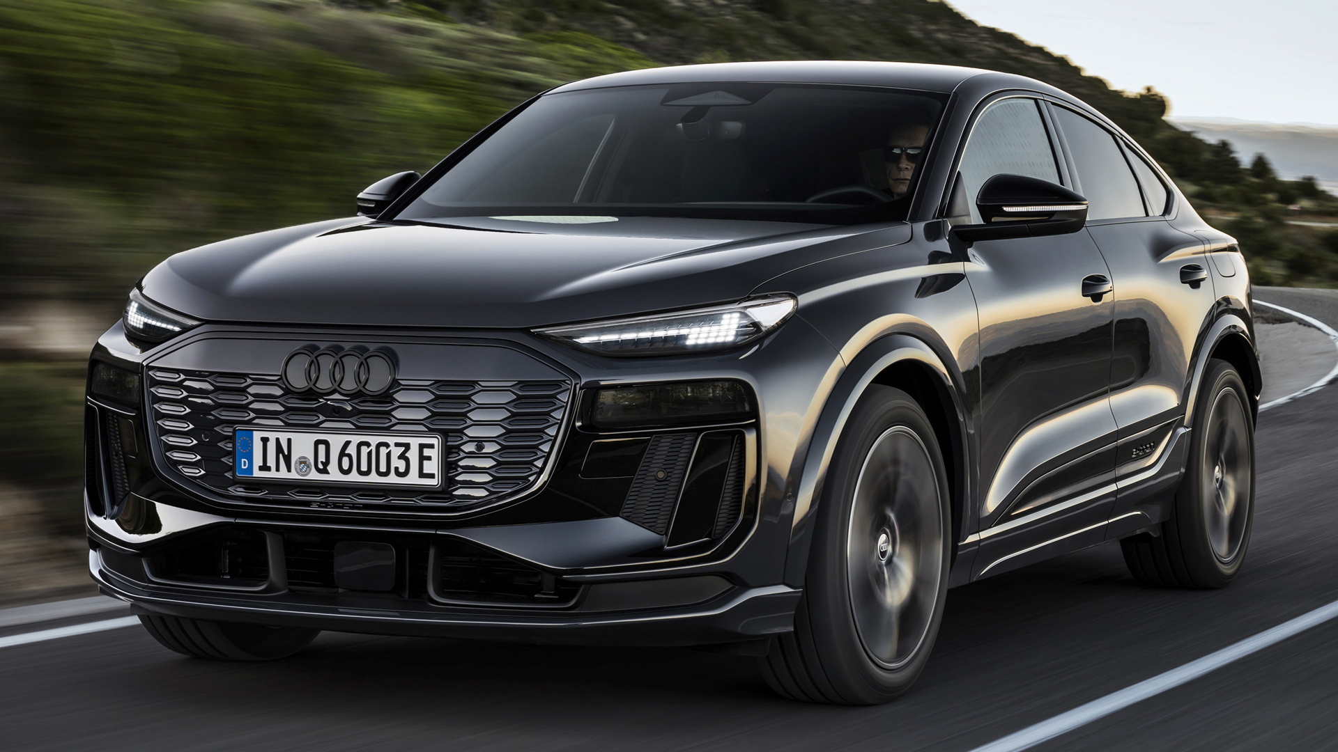 Immagine di copertina: Audi Q6 e-tron 2025: guida completa su prezzi, autonomia, versioni, interni e alternative (acquisto, leasing, noleggio, subentro)