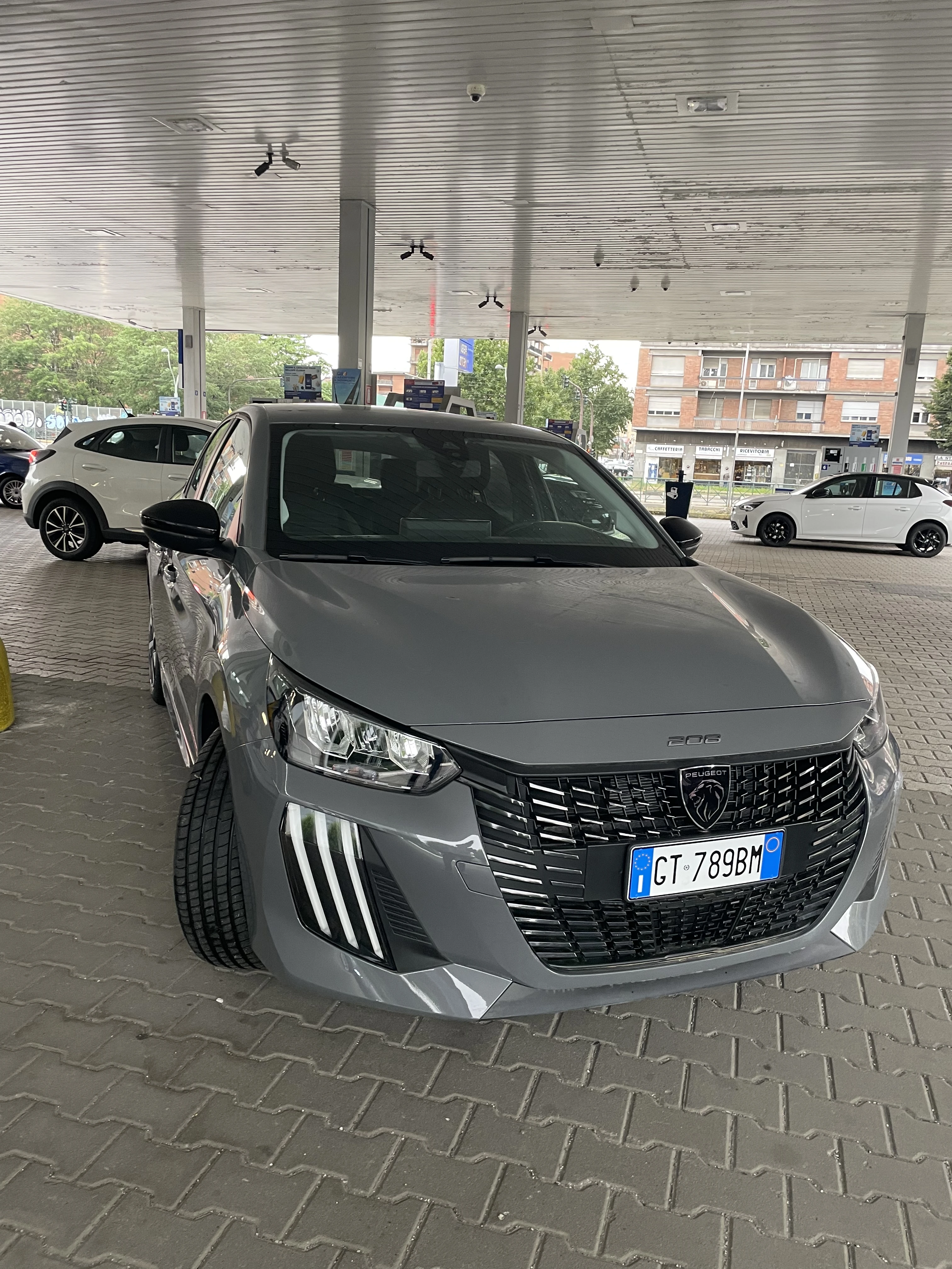 PEUGEOT 208