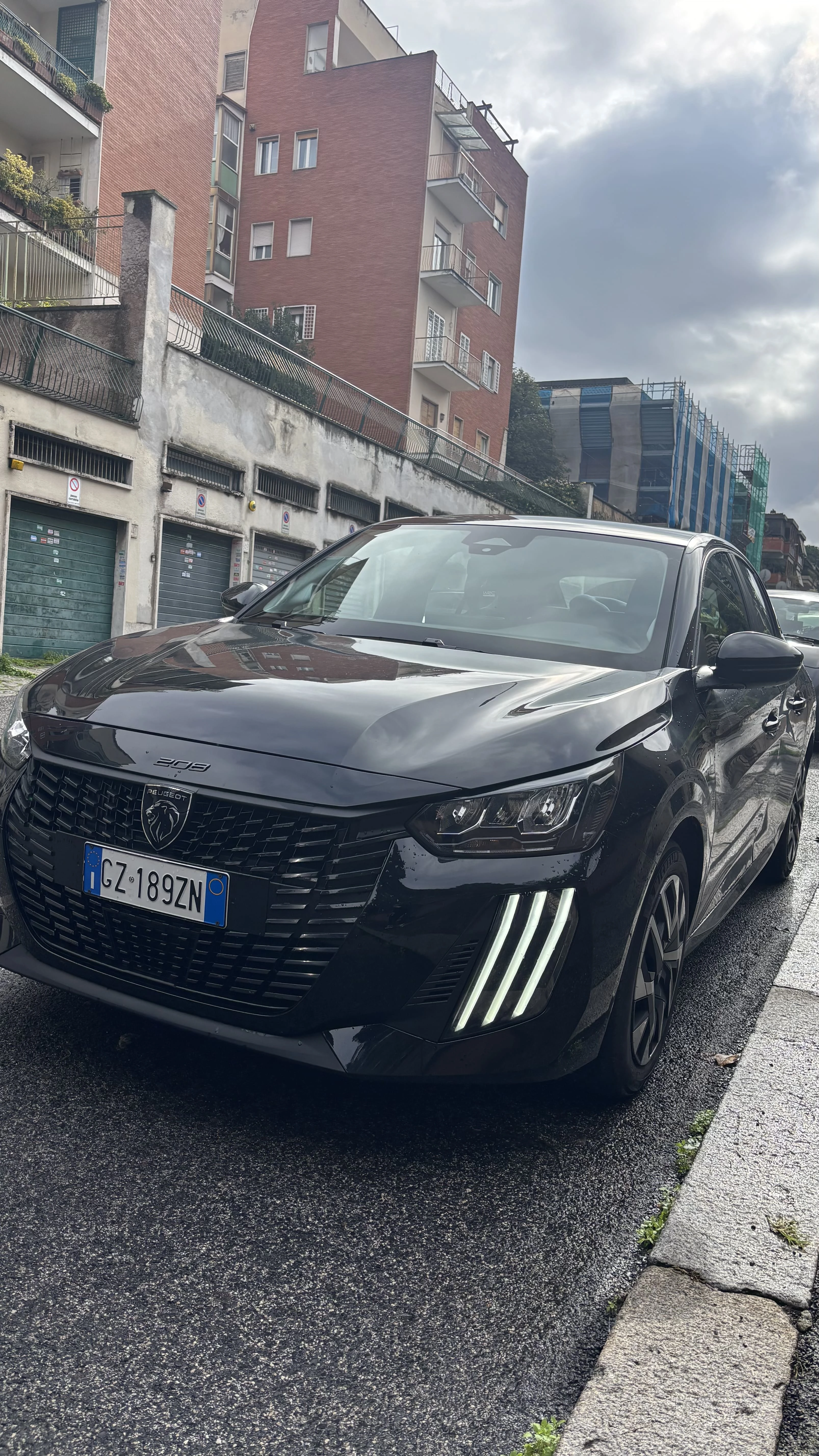 PEUGEOT 208