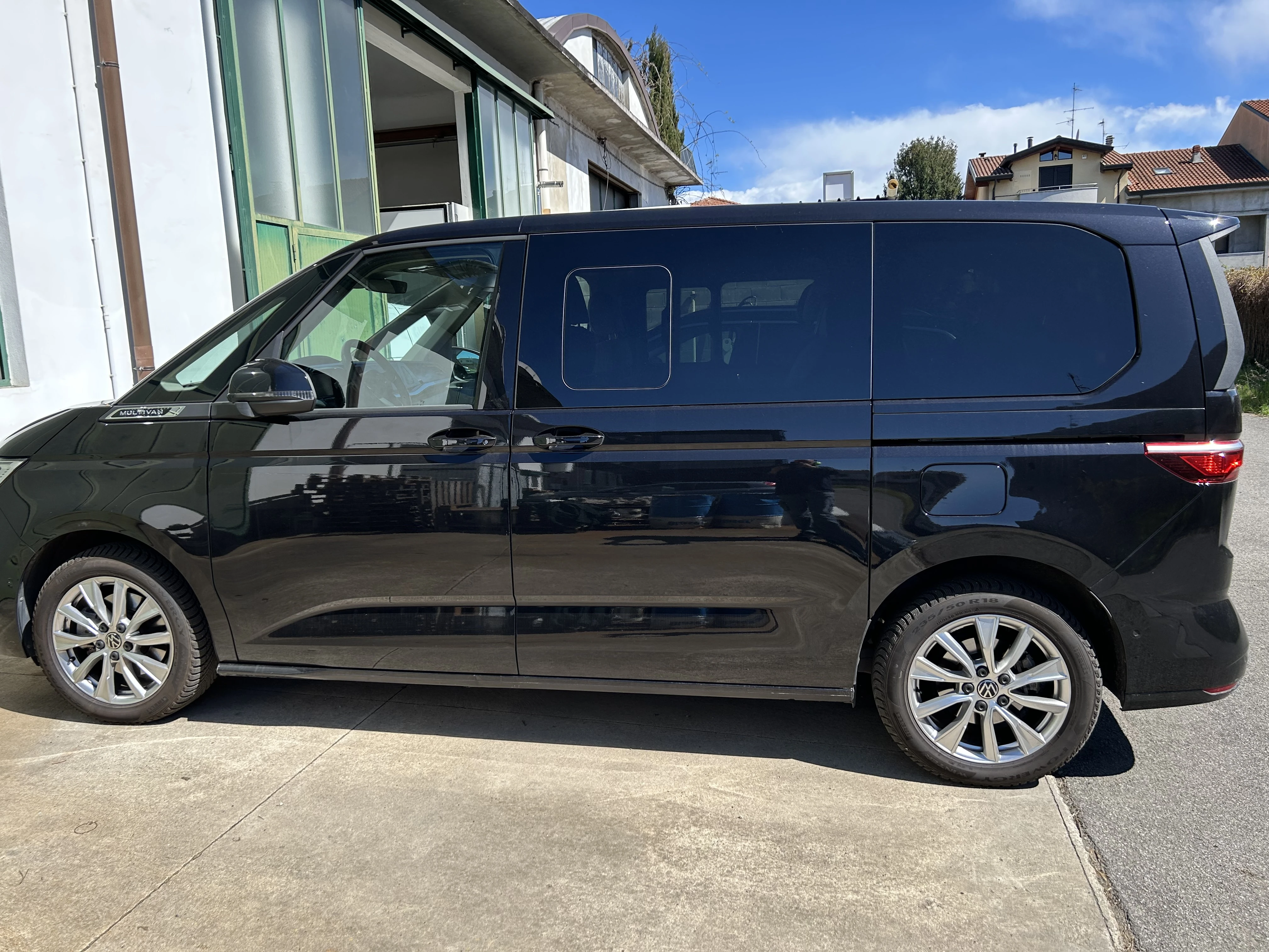 VOLKSWAGEN Multivan