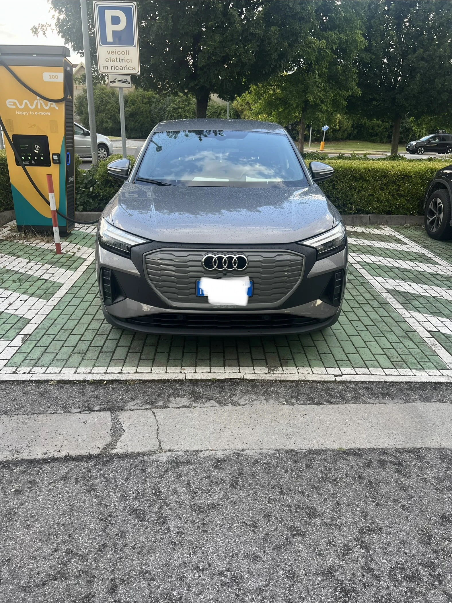 AUDI Q4 e-tron