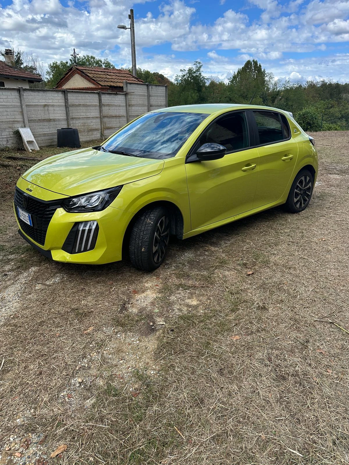 PEUGEOT 208