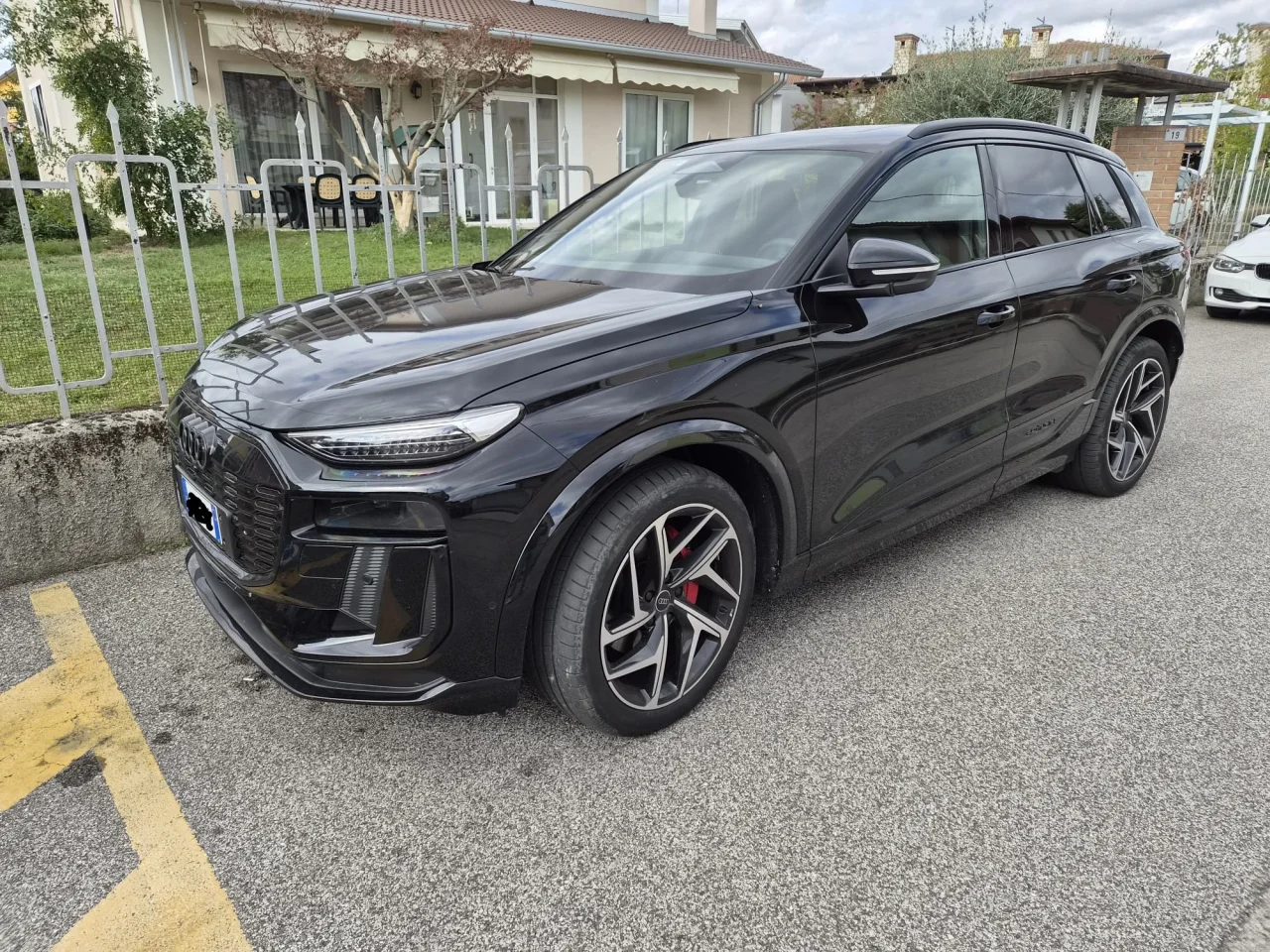AUDI Q6 e-tron
